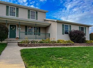 2701 Stratmoor Dr, Bloomington, IL 61705