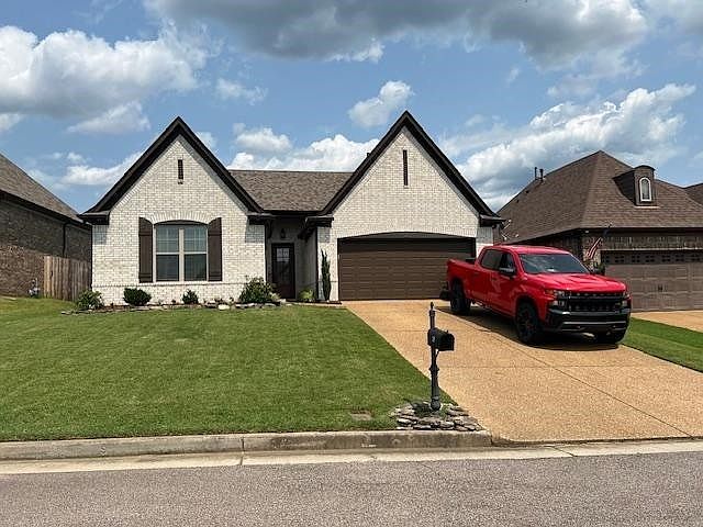 1st image of 25 Briar Hollow Ln