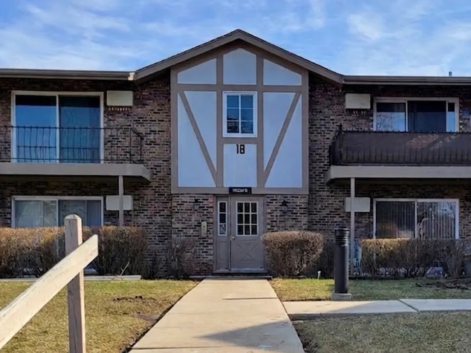 9S220 S Frontage Rd #18-105
