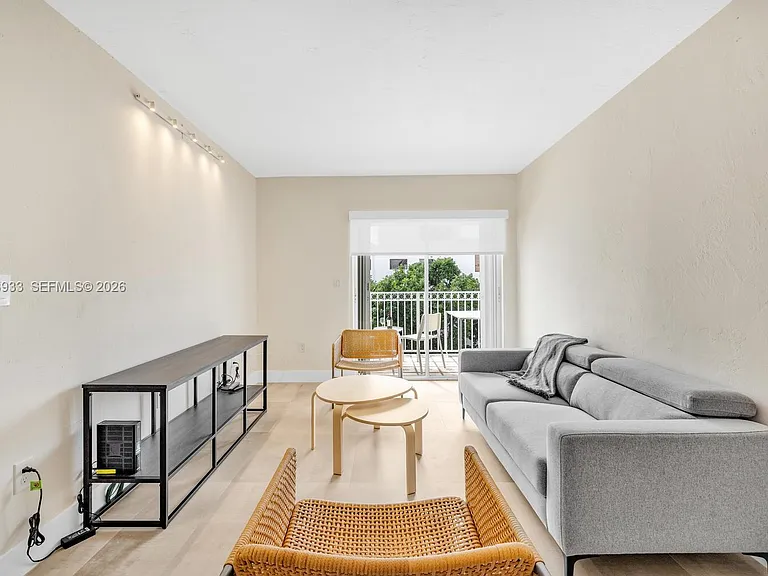 290 Sunrise Dr #312 — Photo 3