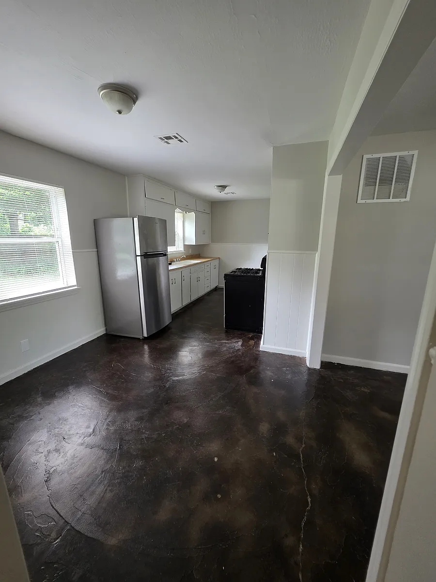 Building Photo - 310 E Coe Dr #1