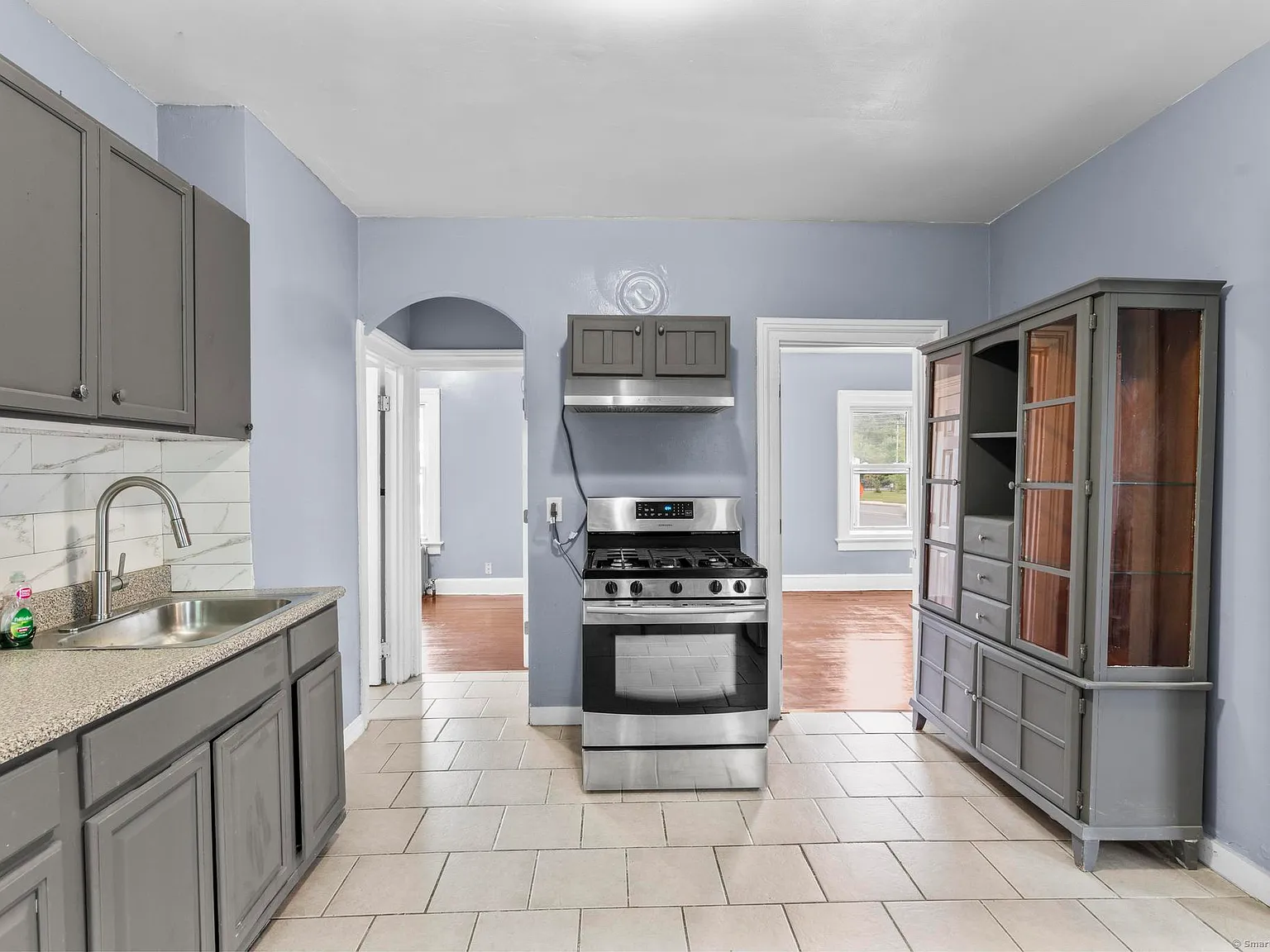 4 bed, 1.0 bath, 1316 sqft, $2,200 — Photo 2