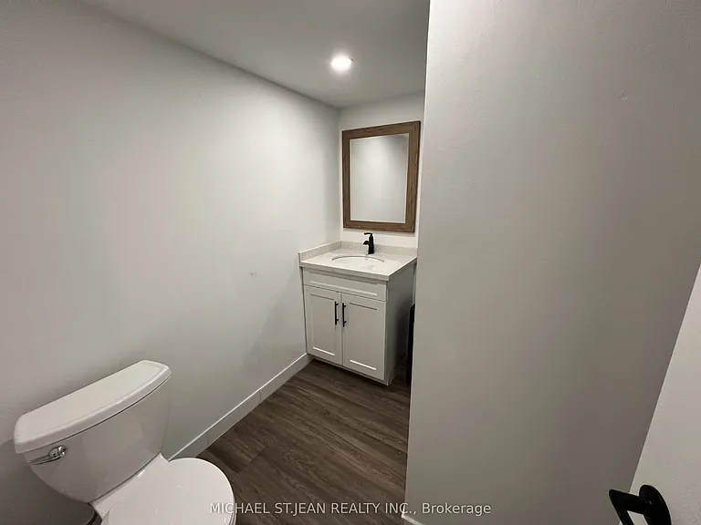 176 Queensdale Ave E #LOWER — Photo 11