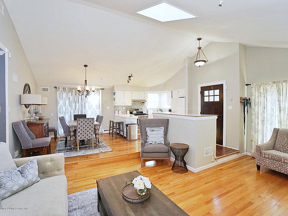 3rd image of 15 Herrick Ave