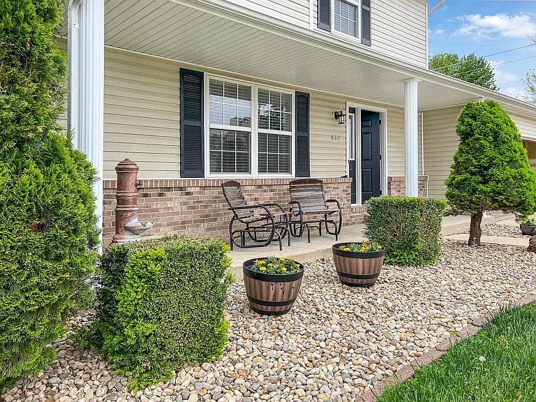 812 Victoria Ln — Photo 3