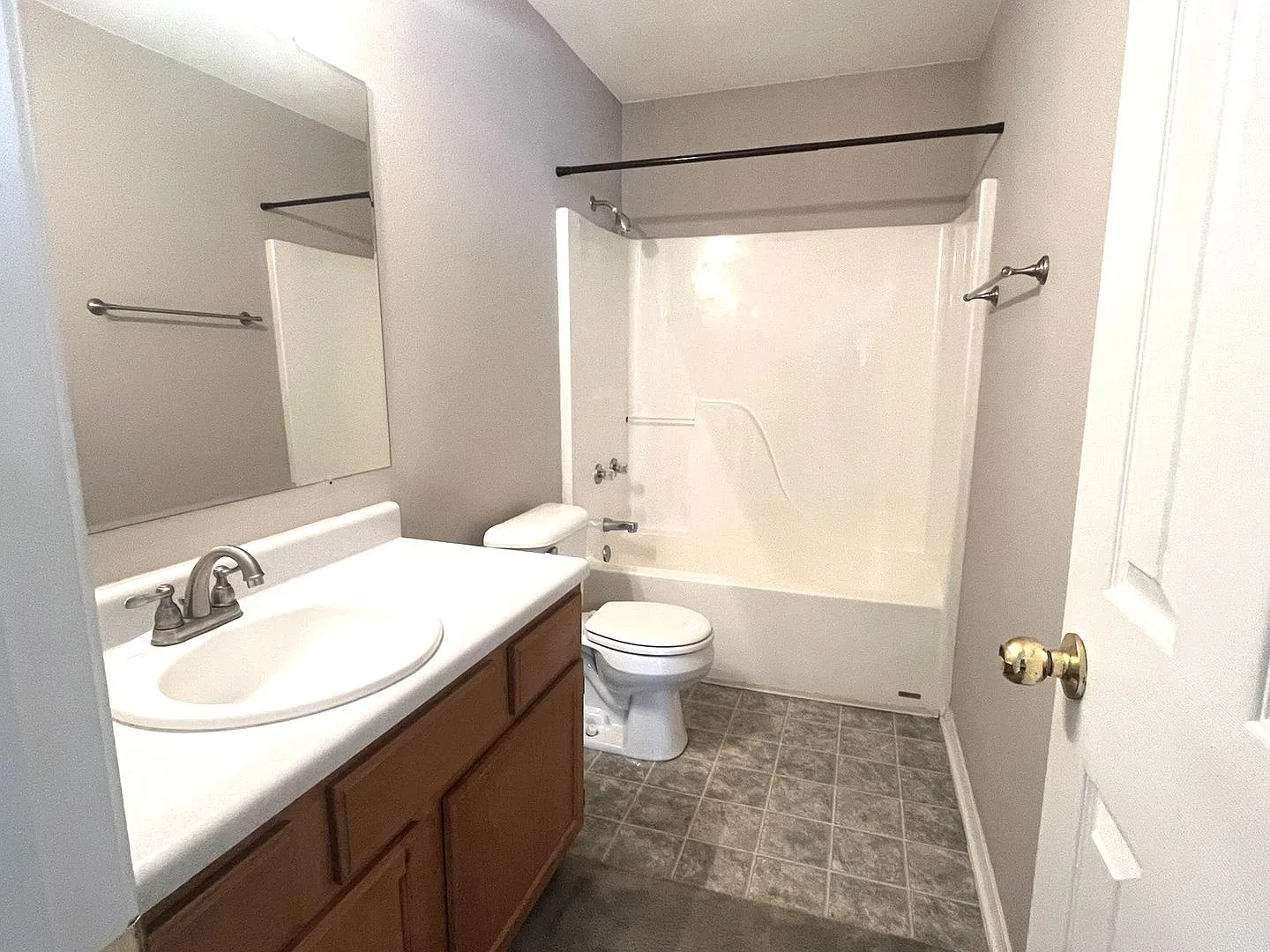 Beautiful 3 bedroom 1.5 Bath home — Photo 3