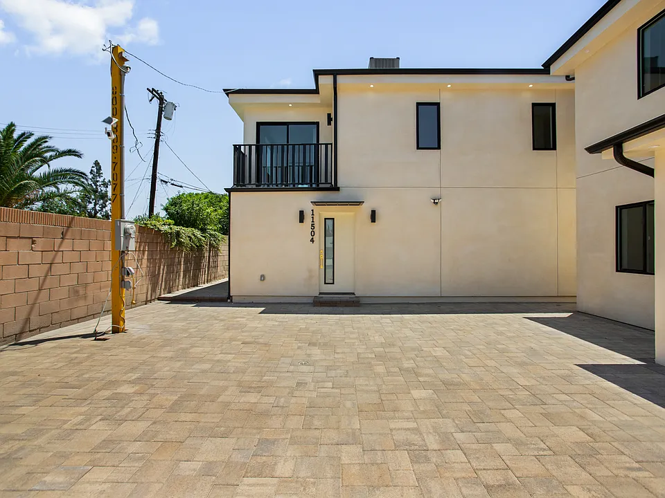11504 Valjean Ave