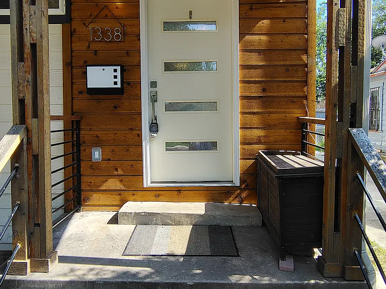 1338 W Elsmere Pl — Photo 2
