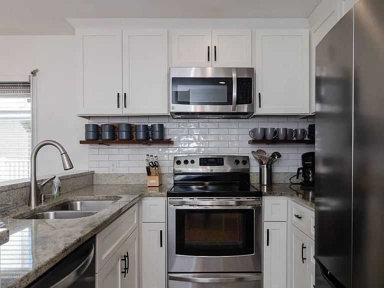 9 E Henderson St #A — Photo 3
