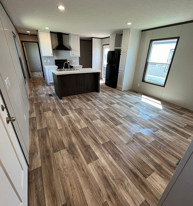 1st image of 700 E 6th St #113