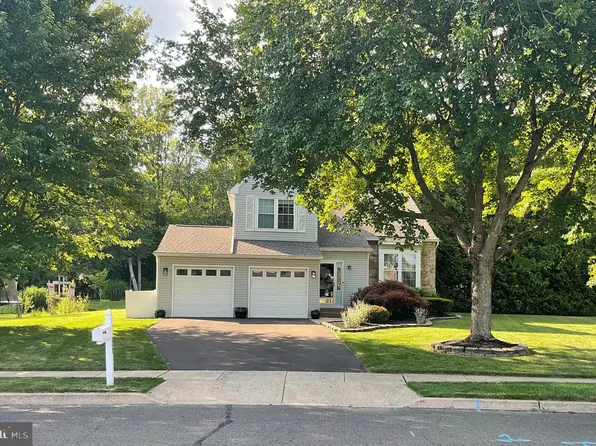 221 W Fairwood Dr, Chalfont, PA 18914