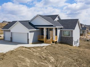 4627 Marsh Hawk Dr, Bismarck, ND 58503