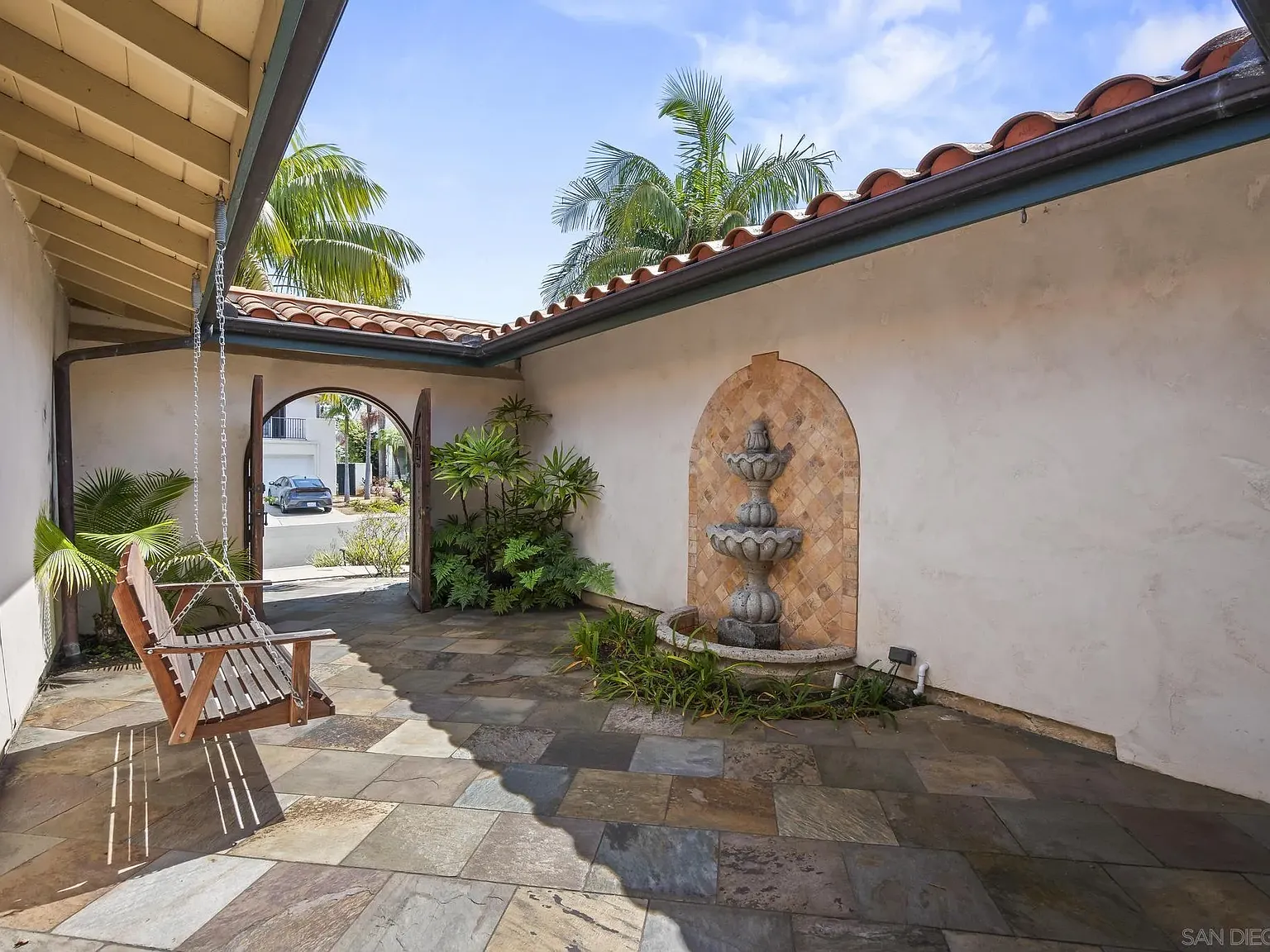 3 bed, 2.0 bath, 1621 sqft, $6,000 — Photo 3