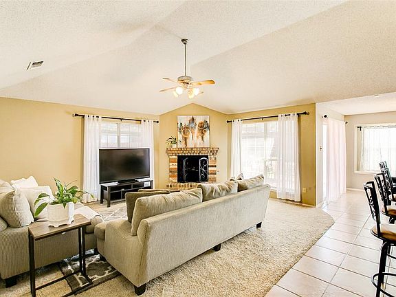 3rd image of 4945 Oak Hollow Dr