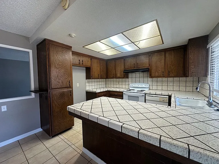 1175 E Edison St — Photo 8