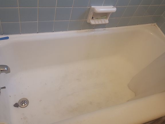 Bath tub w/ ceramic surround