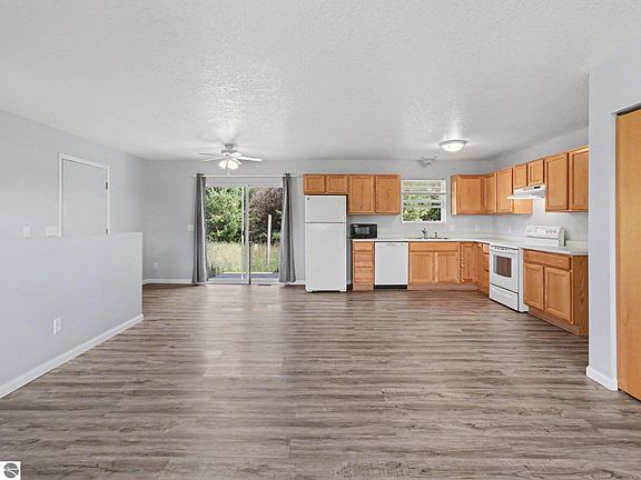 4th image of 8394 King Arthurs Ct