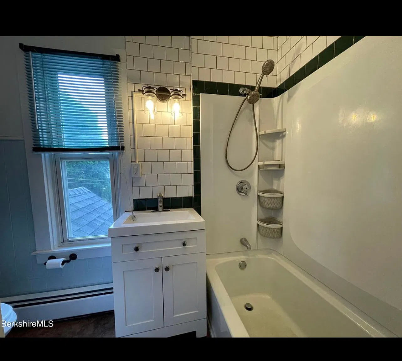 3 bed, 1.5 bath, 700 sqft, $2,000 — Photo 3