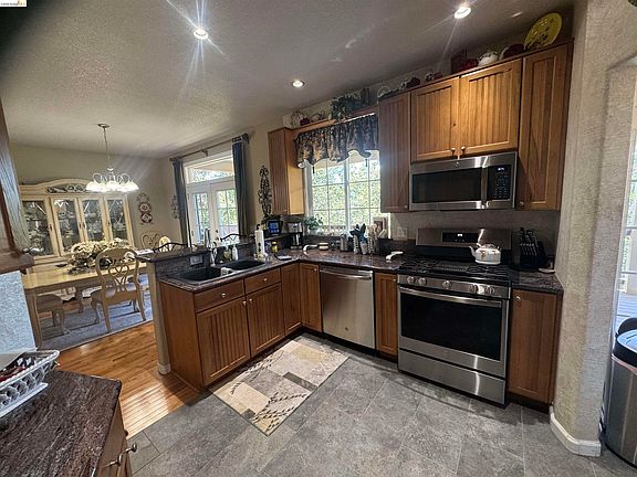 3rd image of 21185 Crystal Falls Dr