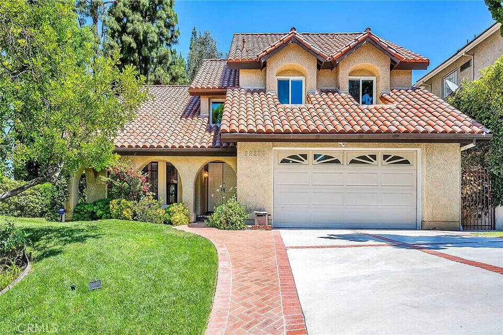 4 bed, 2.5 bath, 2701 sqft, $7,200 — Photo 1