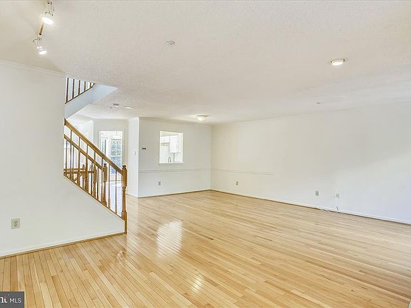 3rd image of 10142 Vanderbilt Cir