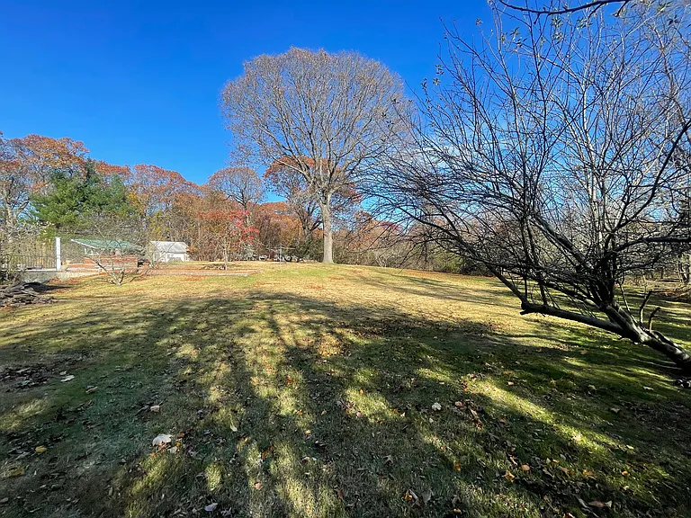 457 Pond Path E — Photo 2