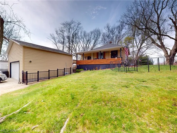 674 Portage Lakes Dr, Akron, OH 44319