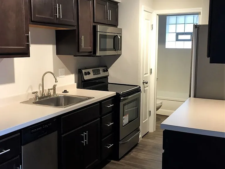 1402 Grandview Dr — Photo 1
