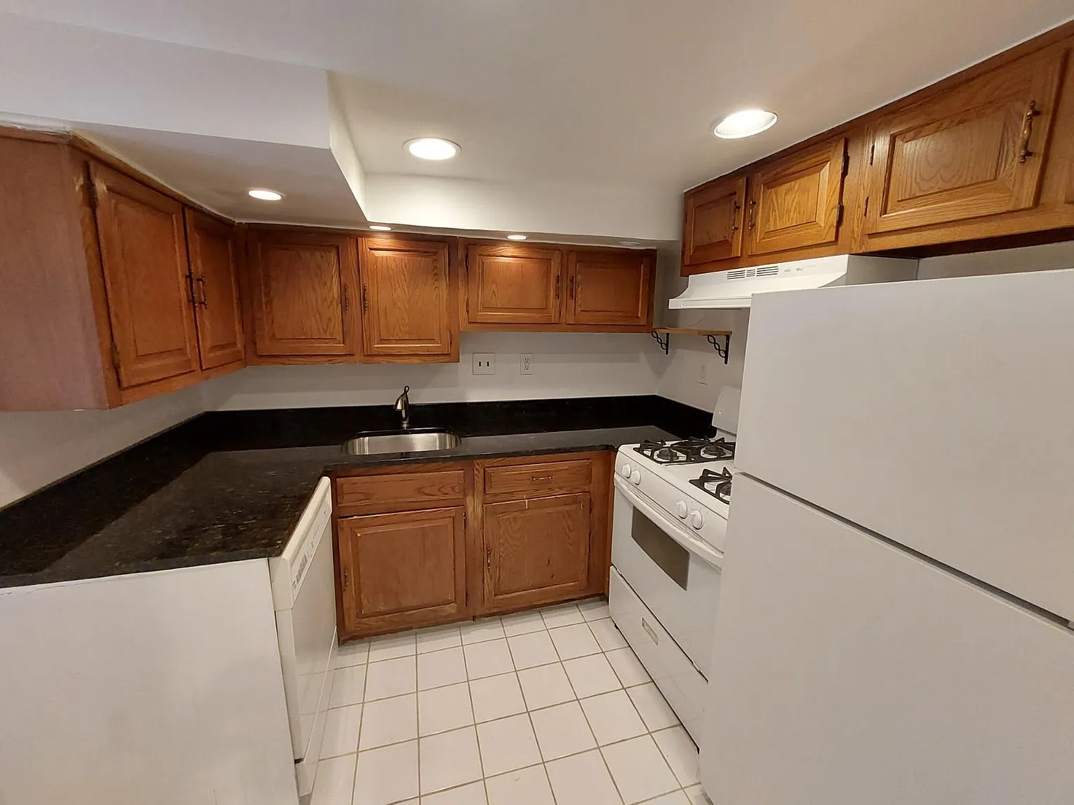 2 bed, 850 sqft, $2,195 — Photo 2