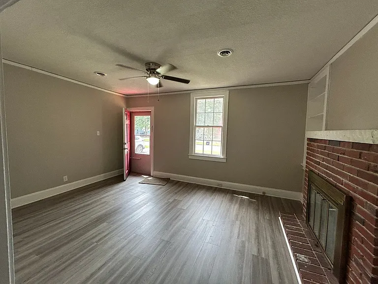 411 E Charlotte Ave — Photo 21