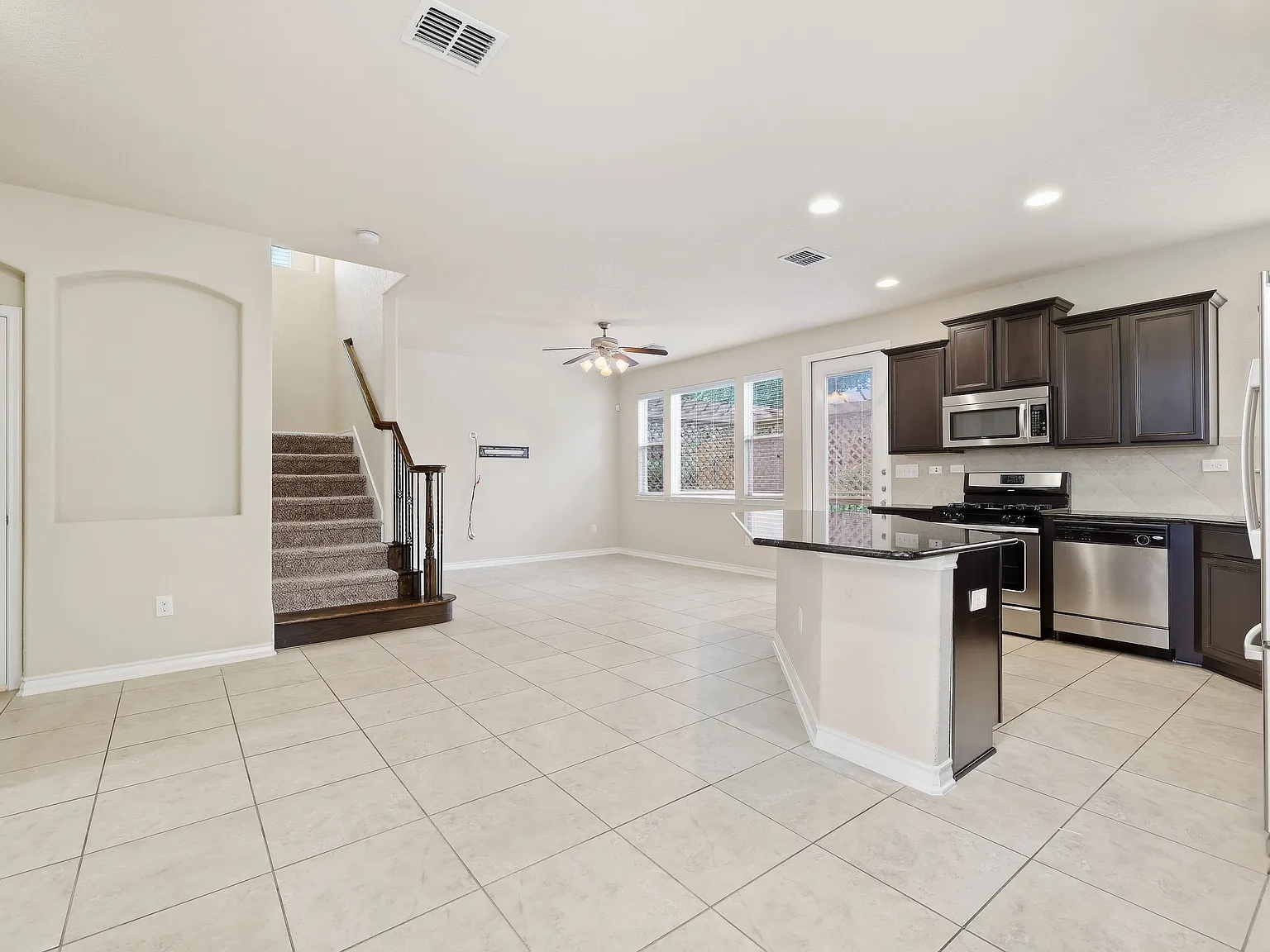 3 bed, 2.5 bath, 1802 sqft, $2,200 — Photo 2