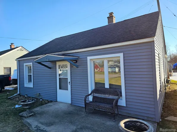 2928 Tes Dr, Highland, MI 48356