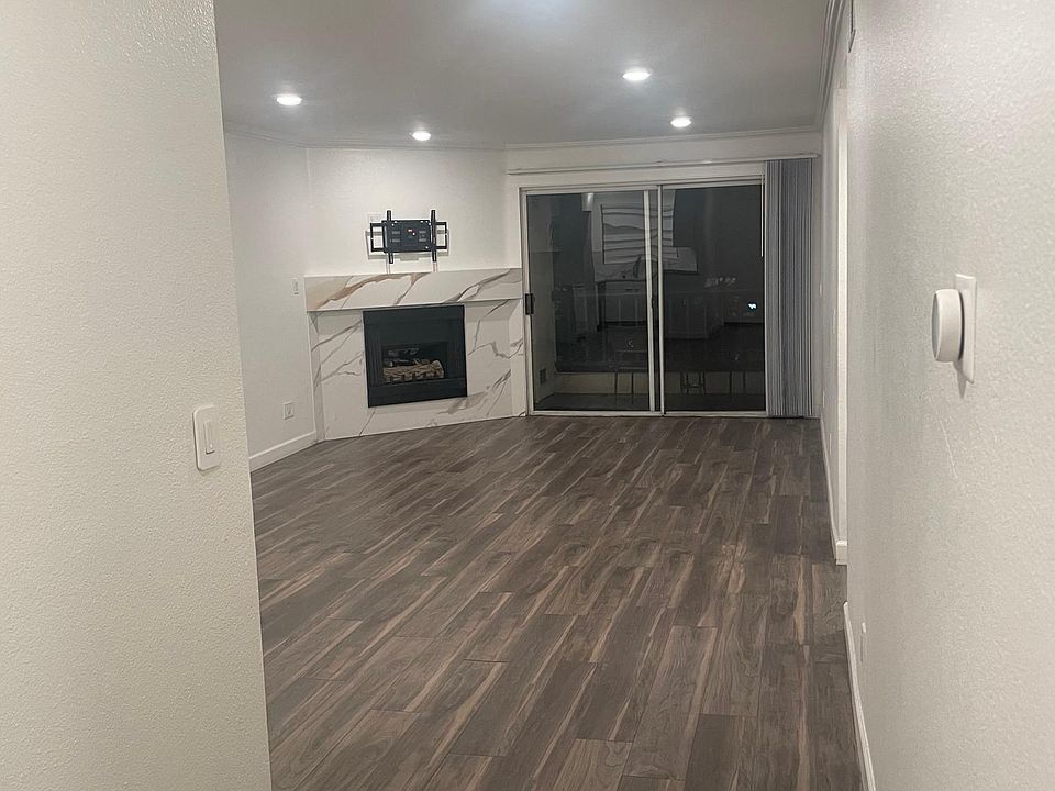 1st image of 5510 Owensmouth Ave APT 205