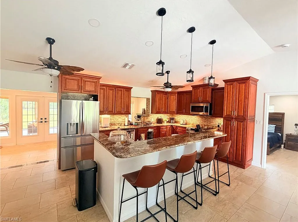3 bed, 2.0 bath, 1561 sqft, $3,450 — Photo 3
