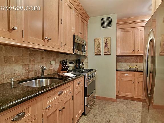 4th image of 415 E 52nd St APT 4CB