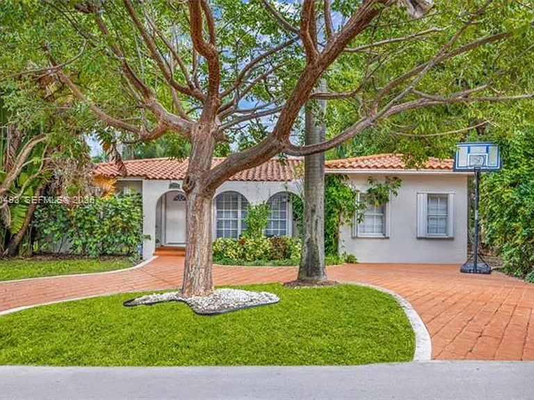 7711 Coquina Dr — Photo 3