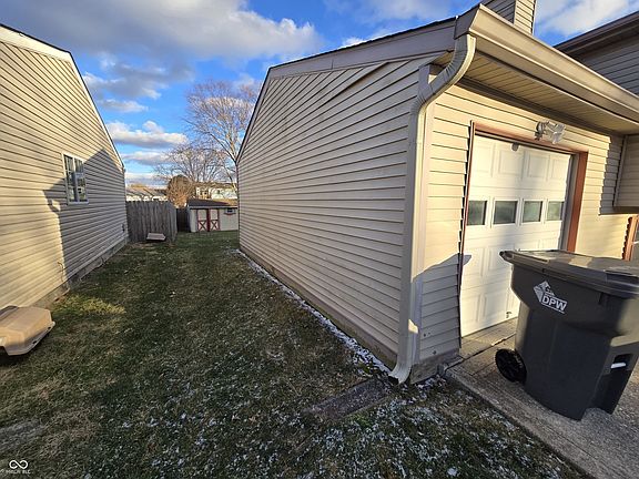 5th image of 921 Waring Dr E