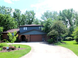 305 Woodview Ct, Oak Brook, IL 60523