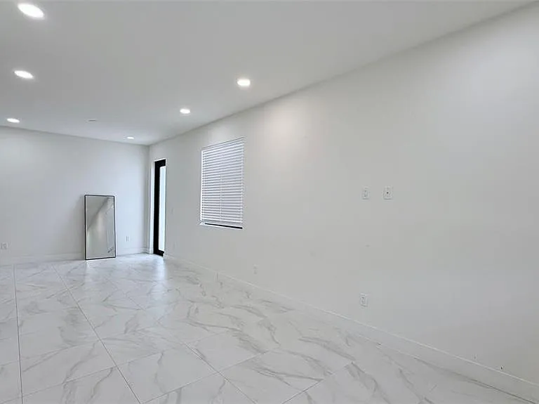 4106 N Thatcher Ave #B — Photo 3