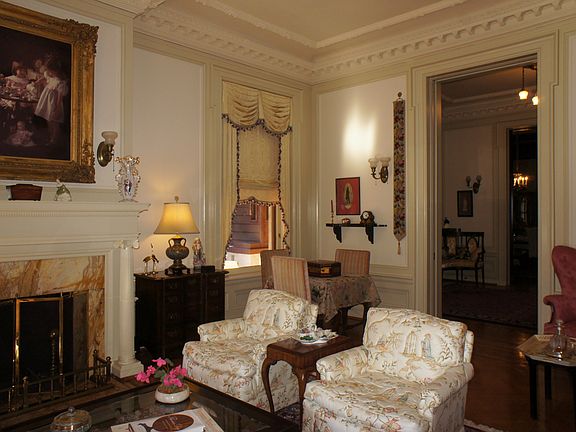 4th image of 1124 Main St