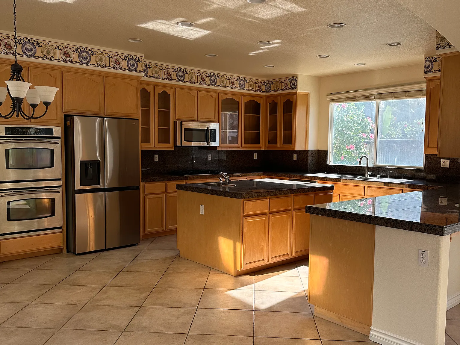 4 bed, 2.5 bath, 3121 sqft, $3,300 — Photo 2