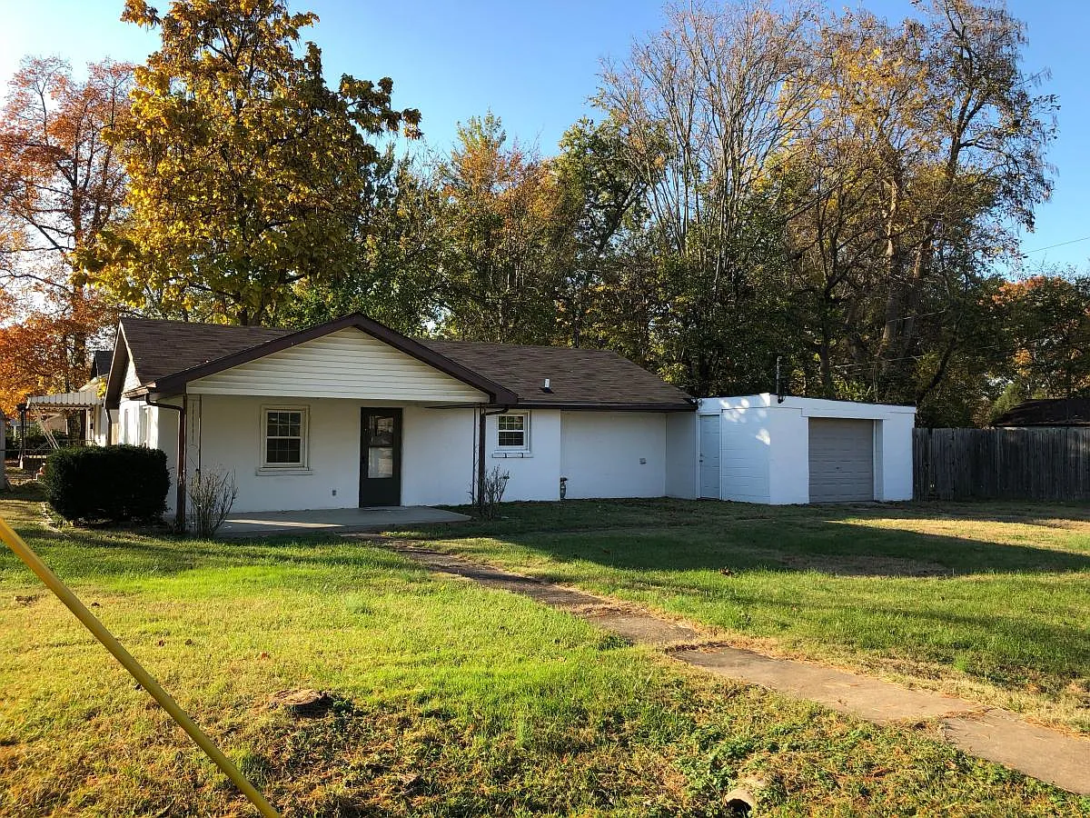 2144 E Riverside Dr photo 1