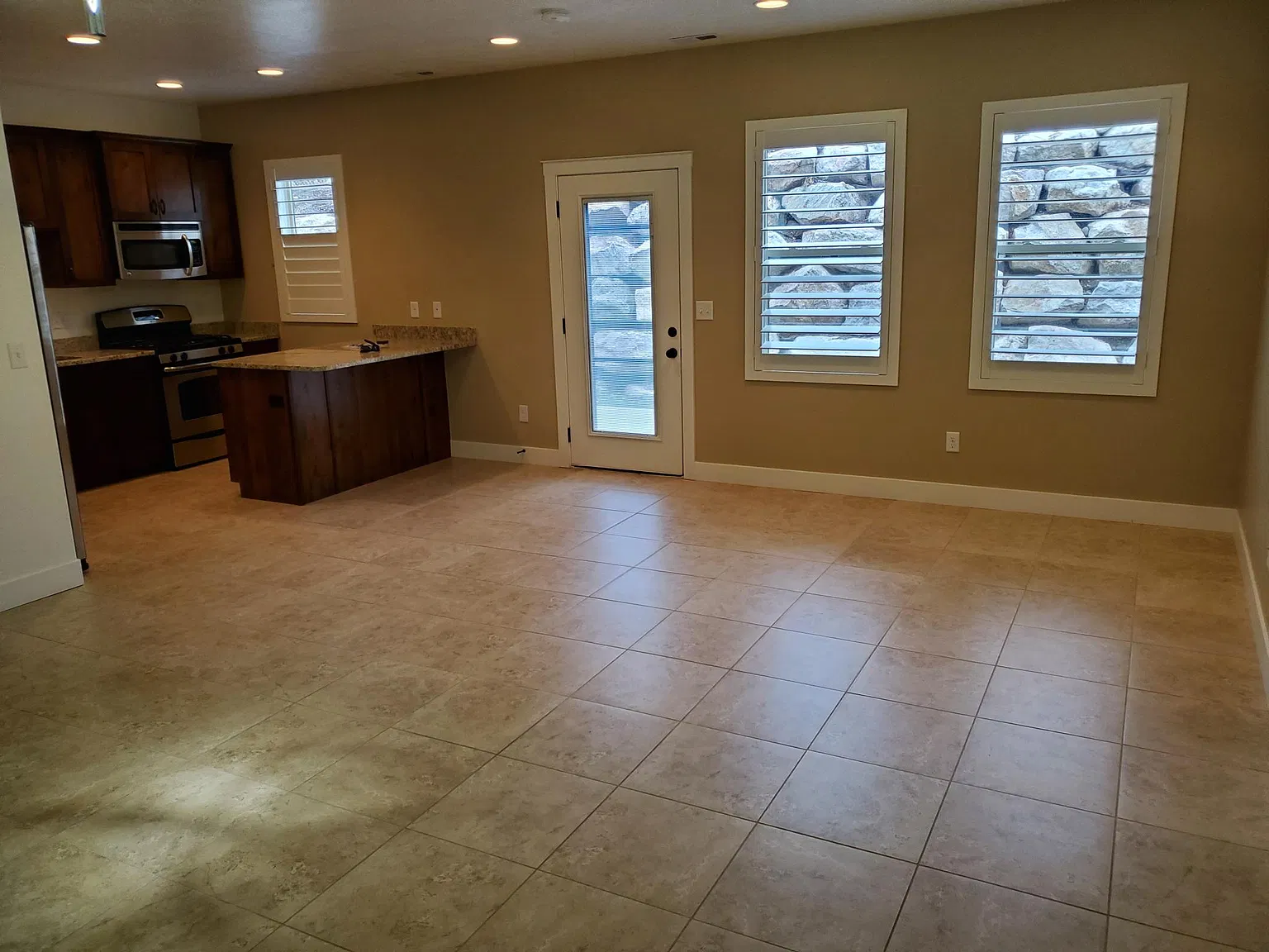 3 bed, 2.5 bath, 1929 sqft, $2,495 — Photo 2