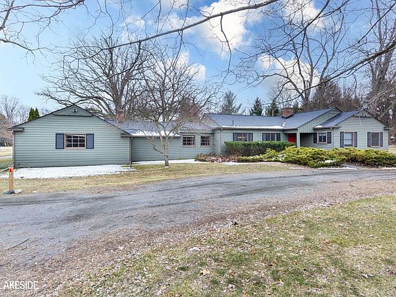 2nd image of 32921 Wing Lake Rd