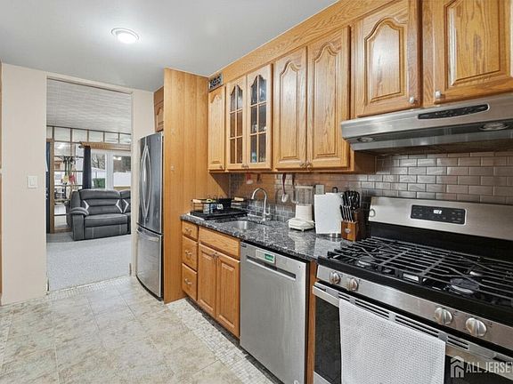 4th image of 27 Glenville Rd