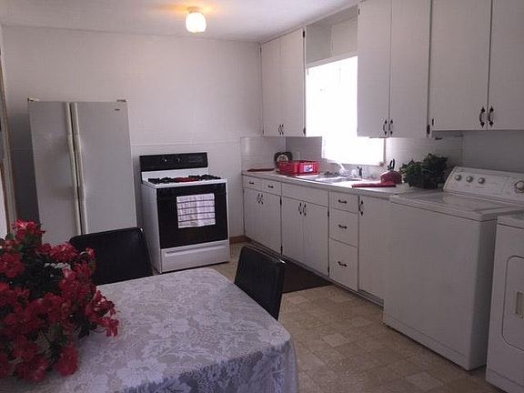 Large Kitchen w/laundry & breakfast nook