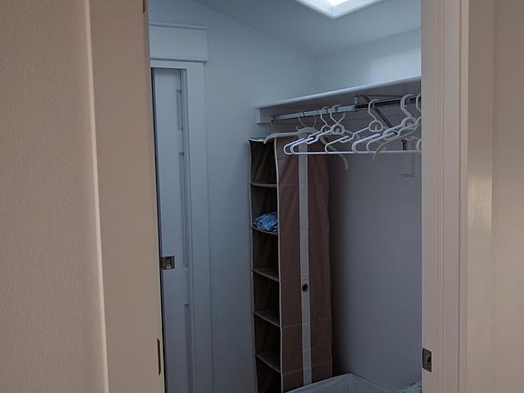 Lots of storage (2)