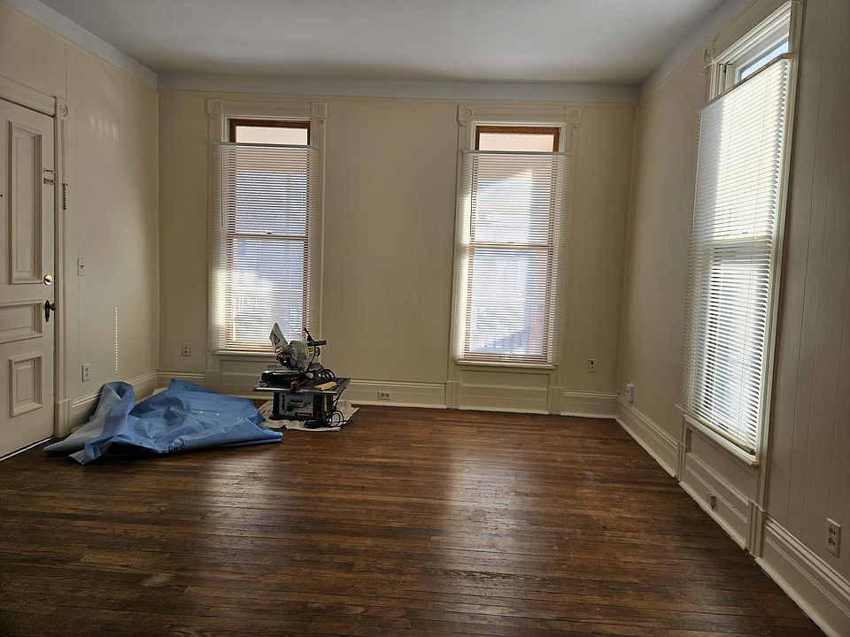 Lvgrm showing new blinds on 7' windows