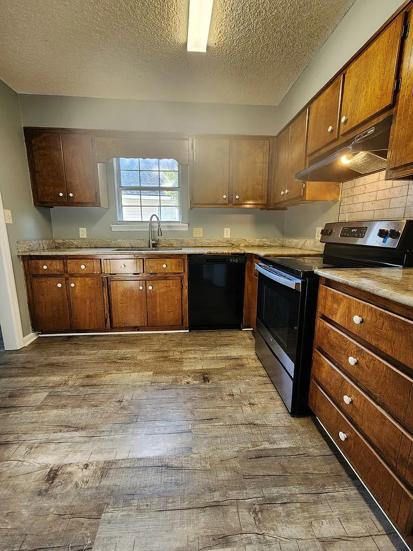 Bright & Inviting 3-Bedroom Home with Open Layout and Fenced Backyard — Photo 4