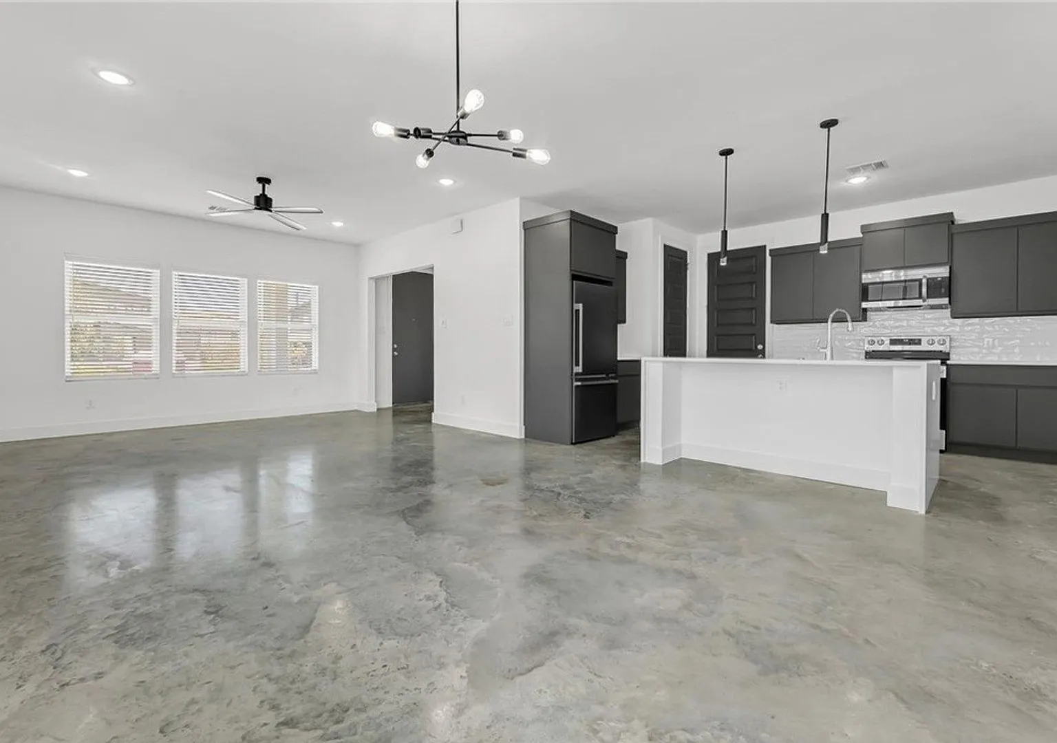 Pre-Lease Fall 2027 Luxury Home In South College Station — Photo 2